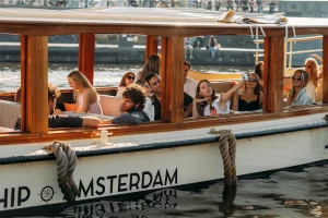 Das Salonboot Eveline mit geöffneten Fenstern und Gästen an Bord