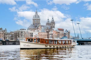 Das Salonboot Eveline auf den Grachten Amsterdams