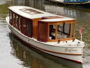 Griffioen saloon boat: oblique front view with windows closed