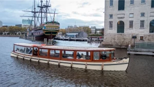 Salonboot Old queen op water voor scheepsvaartmuseum