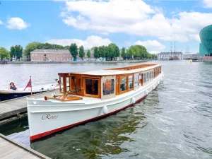 Salonboot Roos aan kade voor vertrek