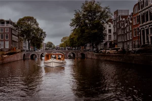 Salonboot Roos varend door grachten