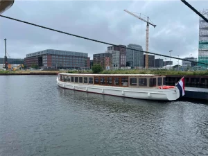 Salonboot Roos zijaanzicht op grachten