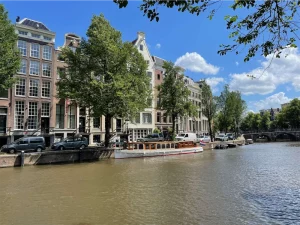 Das Salonboot Swaen am Kai der Amsterdamer Grachten