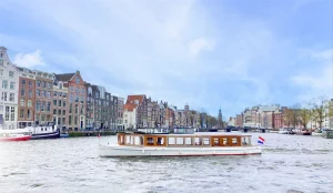 Das Salonboot Swaen auf den Grachten