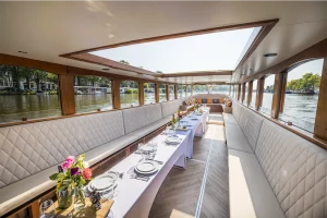 Salonboot Titanic Innenraum mit gedecktem Tisch