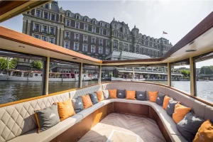 Das Salonboot Titanic mit Blick auf das Amstel Hotel vom Achterdeck