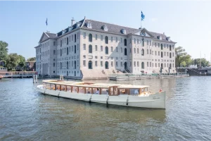 Das Salonboot Titanic bei einer Rundfahrt vor dem Schifffahrtsmuseum