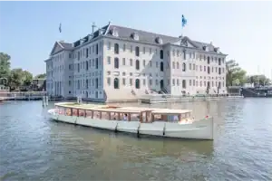 Salonboot Titanic bei der Rundfahrt vor dem Schifffahrtsmuseum