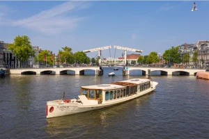 Salonboot Wolk varend voor brug Amsterdam