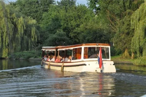 Salonboot old queen varend over grachten