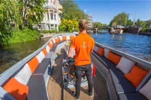 Skipper sailing on Amsterdam’s canals with the Sloep Vibe
