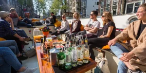 Eine Gruppe Menschen auf einem Luxusboot in Amsterdam – Cocktails
