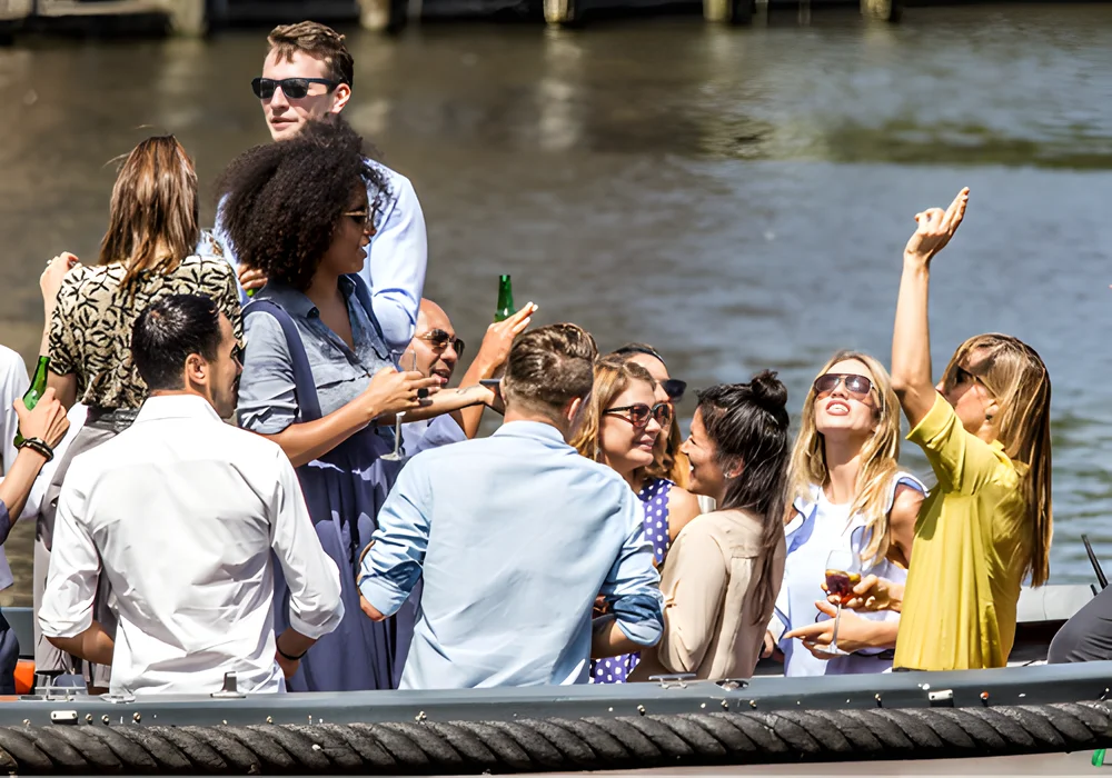 Dansende mensen op een boot