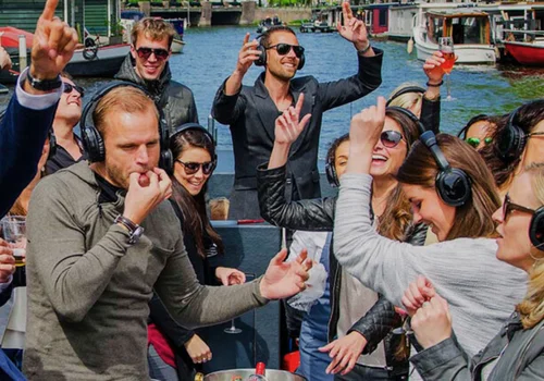 Gruppe von Menschen die auf dem Silent Disco Boot tanzen
