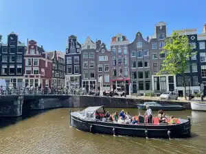 Sloop Amigo sailing on Amsterdam canals