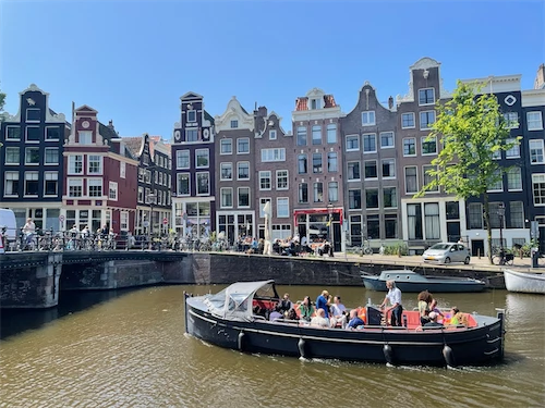 Kapitän fährt leeres Boot in Volendam