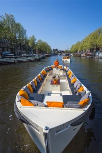 Die Lucky Stripper Schaluppe auf den Amsterdamer Grachten
