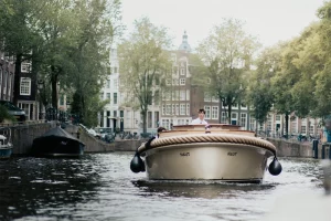 Naut-Schaluppe Bug auf dem Wasser in Amsterdam