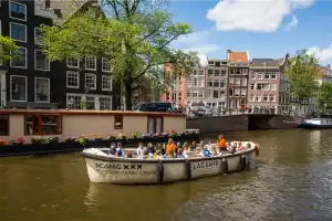 Nomag punt on the water in Amsterdam with a guide