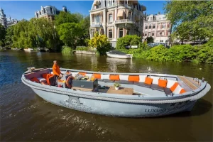 Sloep Vibe varend met schipper op Amsterdamse grachten FI