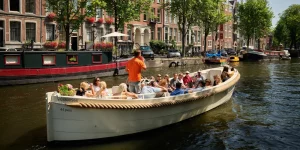 Fahrt mit einer Schaluppe durch die Grachten Amsterdams