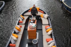 Sloop Vording with drinks package on the water
