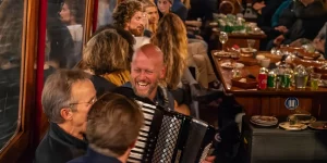 Akkordeonist auf dem Smartlappenboot Amsterdam