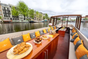 Snacks auf gedecktem Tisch – Salonboot Bartolotti Innenraum