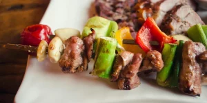 BBQ spiesjes op een bord