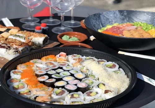 Sushi und Poké Bowl auf einem Boot