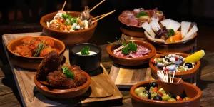 Tisch mit einer Auswahl an Tapas