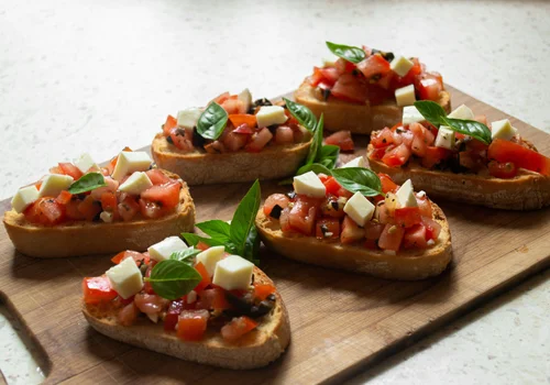 Bruschetta auf einem Brett