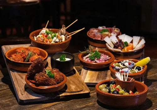 Tisch mit einer Auswahl an Tapas