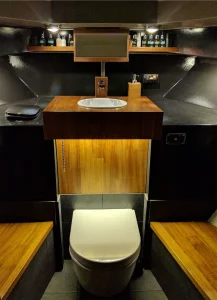 Toilette an Bord der Schaluppe Naut