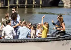Groep mensen die feesten op een sloep