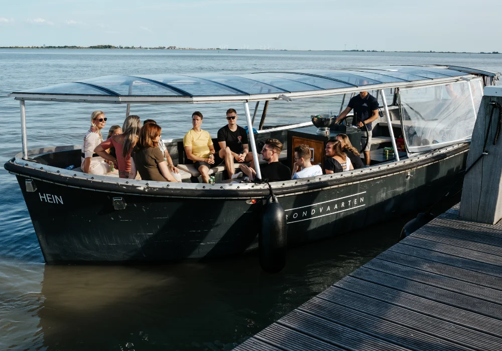 Gruppe von Menschen in einem Boot in Volendam