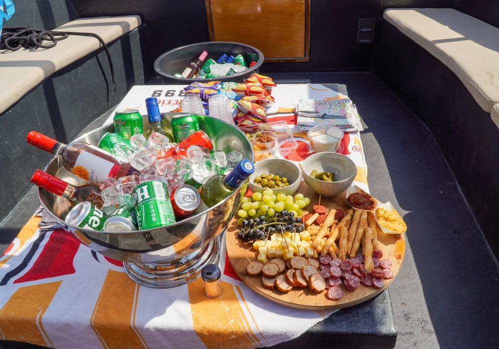 Hapjes en drankjes op een boot in Volendam