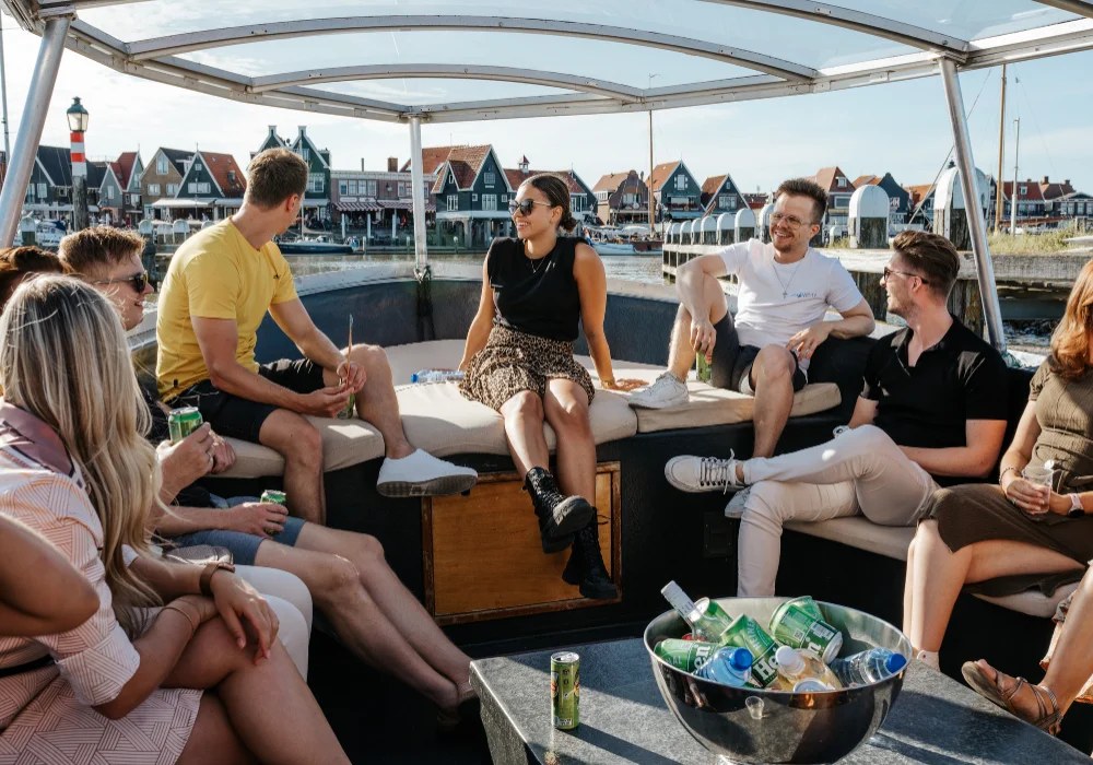 groep mensen op een boot in Volendam