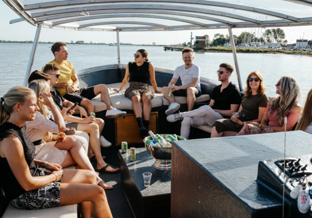 Groep mensen op de borrelboot Volendam