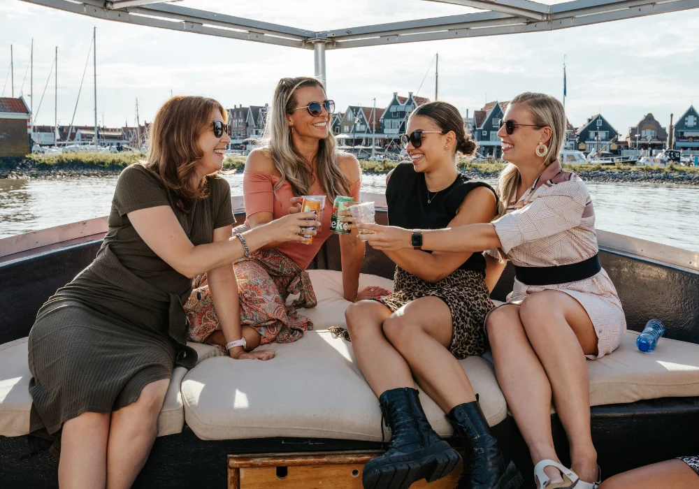4 vrouwen proosten op een boot in Volendam