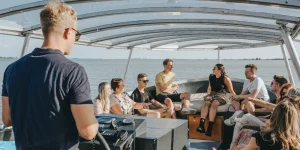 Groep mensen die kletsen in een boot in Volendam