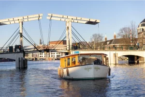 Vorderansicht des Salonboots an der Amsterdamer Brücke