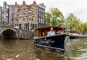 Front view of the saloon boat ‘Admiraal Heijn’ with its bow