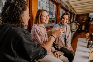 Frauen mit Getränken auf dem Salonboot Eveline