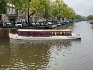 Zijaanzicht Salonboot Iris op Amsterdamse grachten