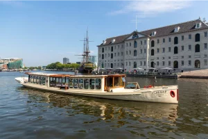 Zijaanzicht Salonboot Wolk voor scheepsvaartmuseum