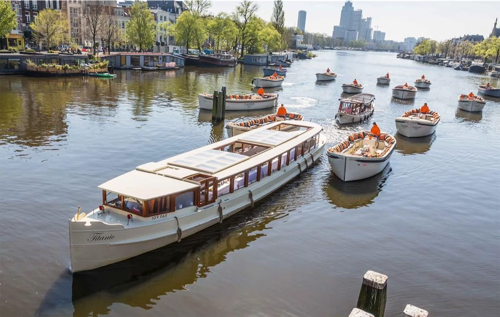 Salonboot Titanic auf den Amsterdamer Grachten