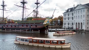Zijkant boot Old queen voor scheemsvaartmuseum