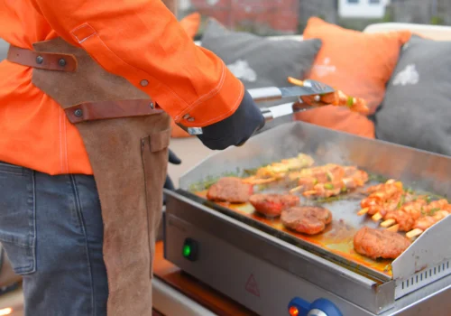 Privatkoch grillt auf dem BBQ-Boot